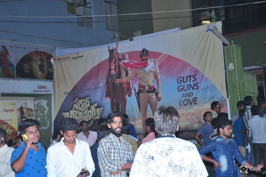 Sardaar-Gabbar-Singh-Movie-Hungama-at-Arjun-Theater